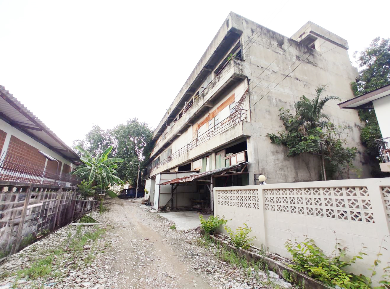 Office Building on Soi Chok Chai 4, Bang Kapi